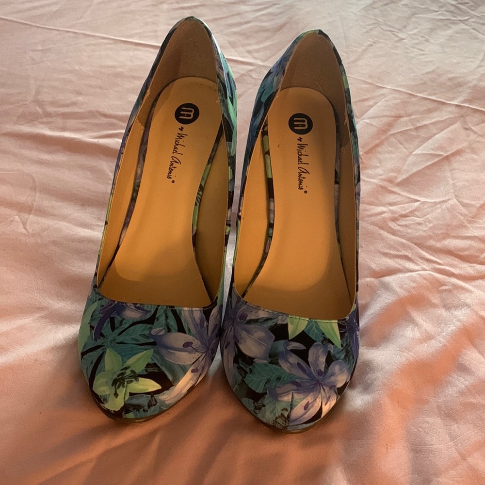 Michael Antonio floral pumps